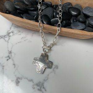 Silpada N0557 Cross toggle necklace
